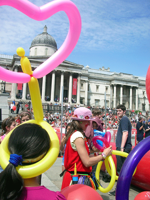 Balloon modelling in Trafalgar Square by JoJoFun